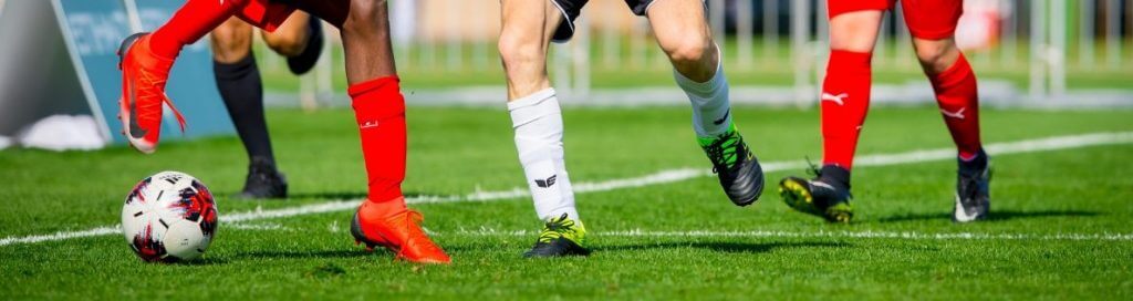 Fußballerbeine mit Fußball
