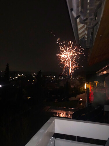 Blick auf Silvesterfeuerwerk von Balkon