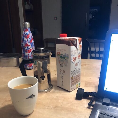 Kaffeetasse, Kännchen und Hafermilch auf Tisch