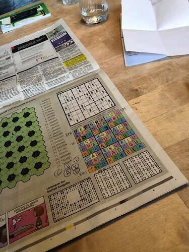 Zeitung, ausgefülltes Sudoku