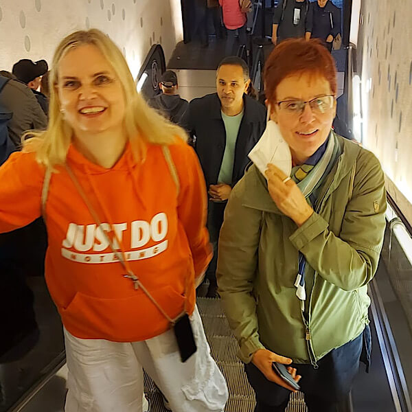 zwei Frauen auf Rolltreppe
