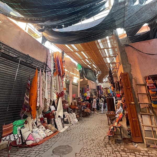 Kleine Läden in der Medina in Marrakesch 