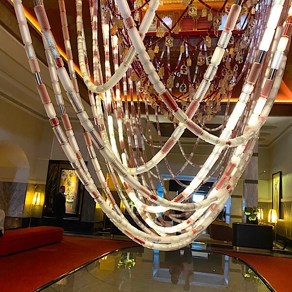 Lampe im Ringangsbereich des Hotels La Mamodia besteht aus vielen dicken Tauen, auf die Glasperlen aufgefädelt sind. 