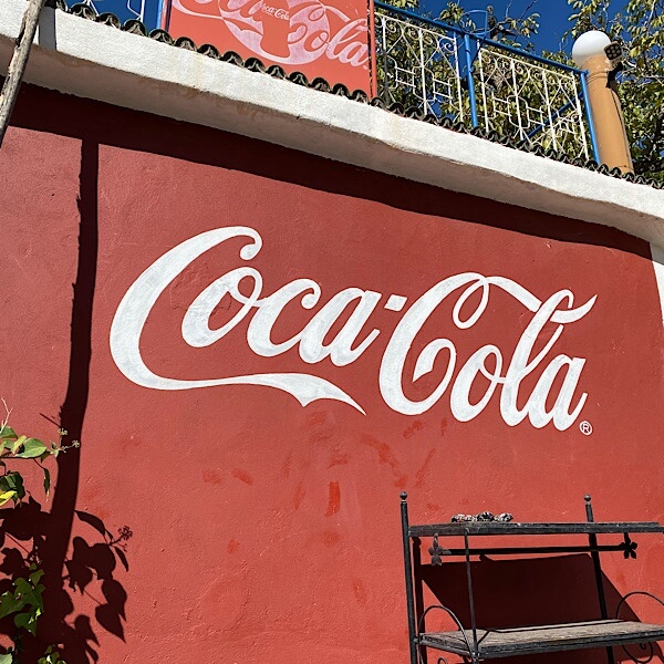 Hauswand mit dem Schriftzug Coca Cola 