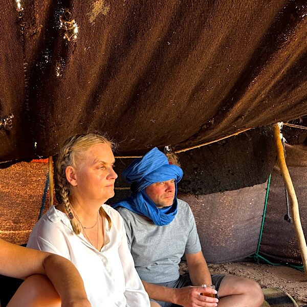 Zwei Menschen sitzen im Beduinenzelt 