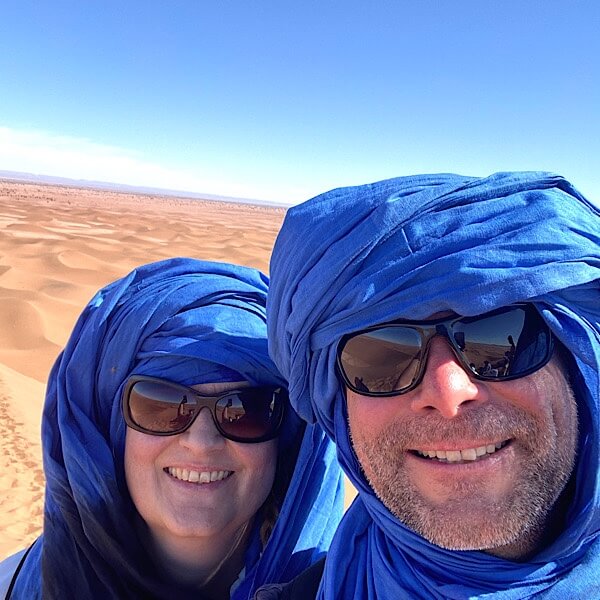 Zwei Menschen tragen Sonnenbrille und den blauen Turban der Touareg. 