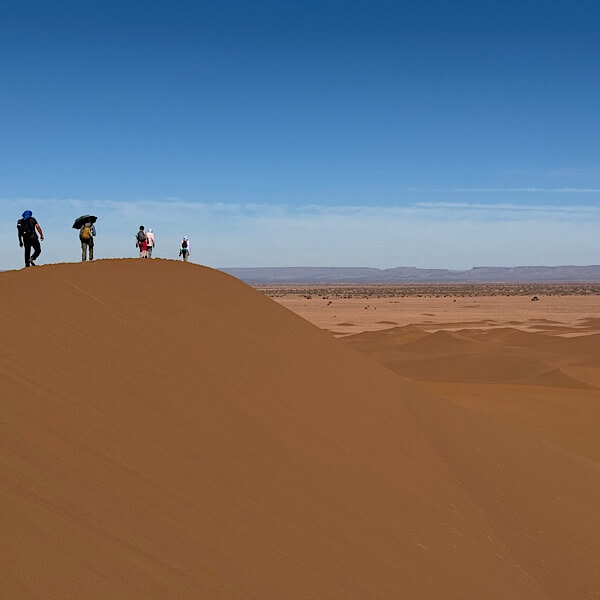 Wanderer auf Kamm einer Düne, Wüste, Marokko 