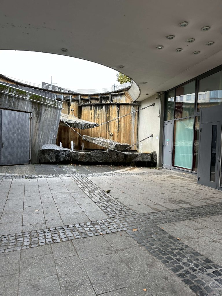 Brunnen in U-Bahnaufgang in Stuttgart