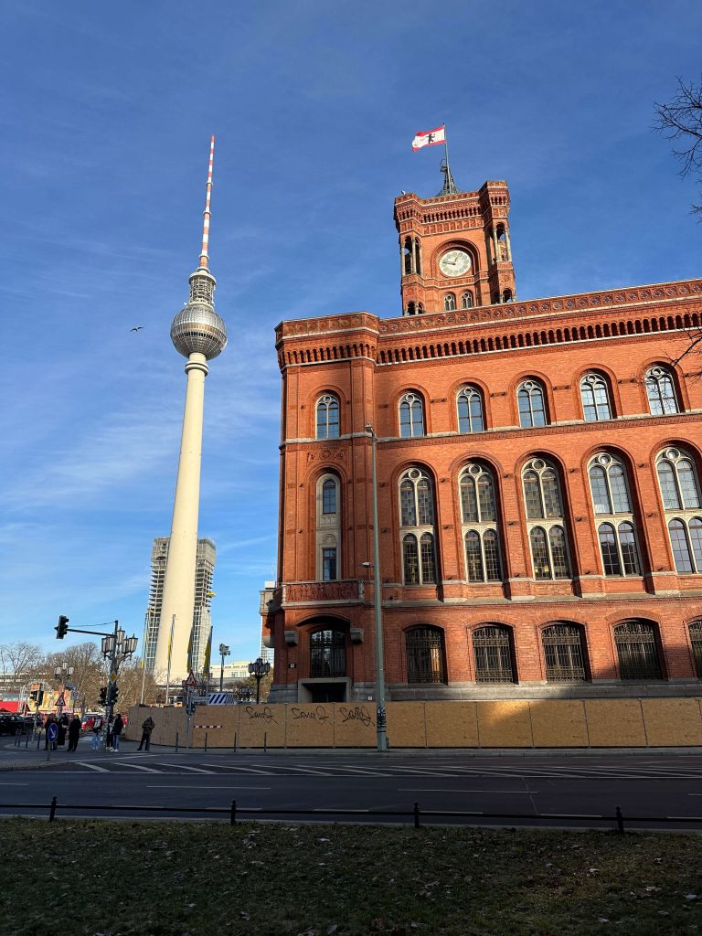 Fernsehturm Alex mit rotem Rathaus in Berlin