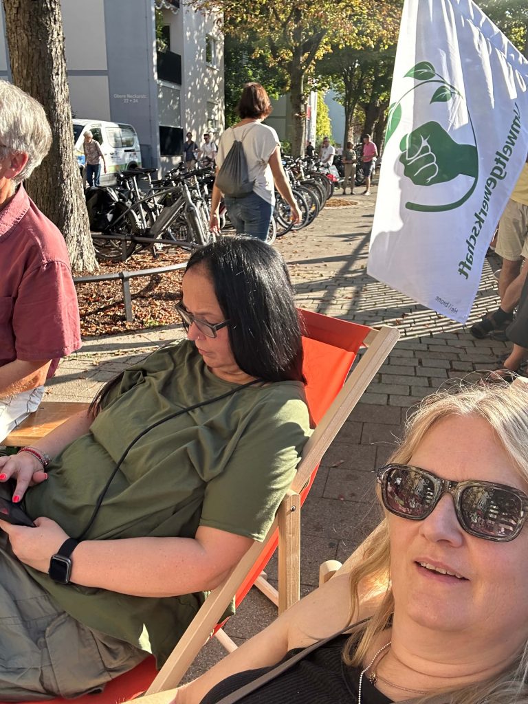 Zwei Frauen auf Liegestühlen