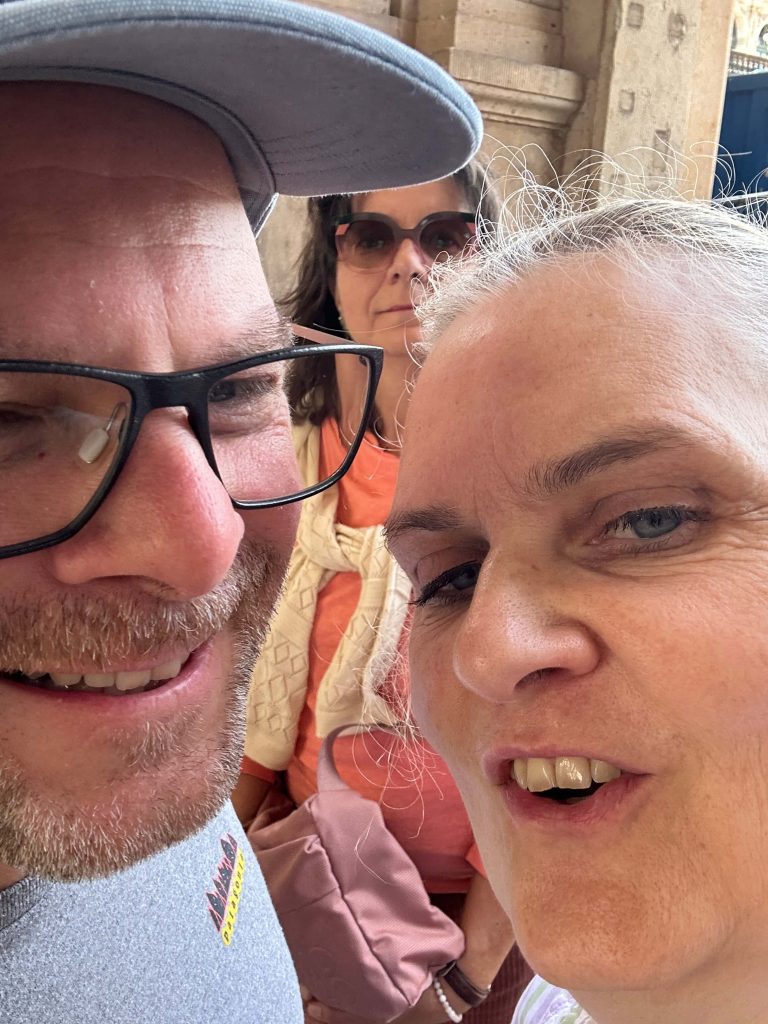 die Köpfe von zwei Menschen