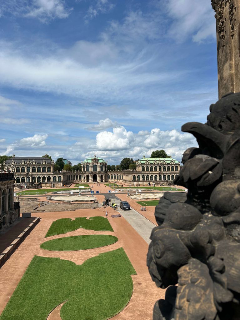 Blick auf eine barocke Gartenanlage