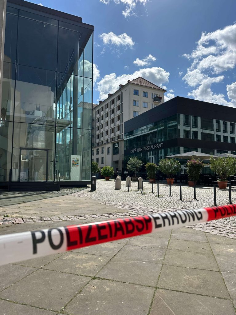 rot-weißes Absperrband vor einem leeren Platz