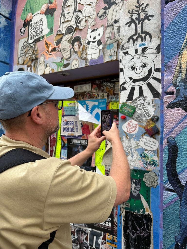 Mann fotografiert Graffitti