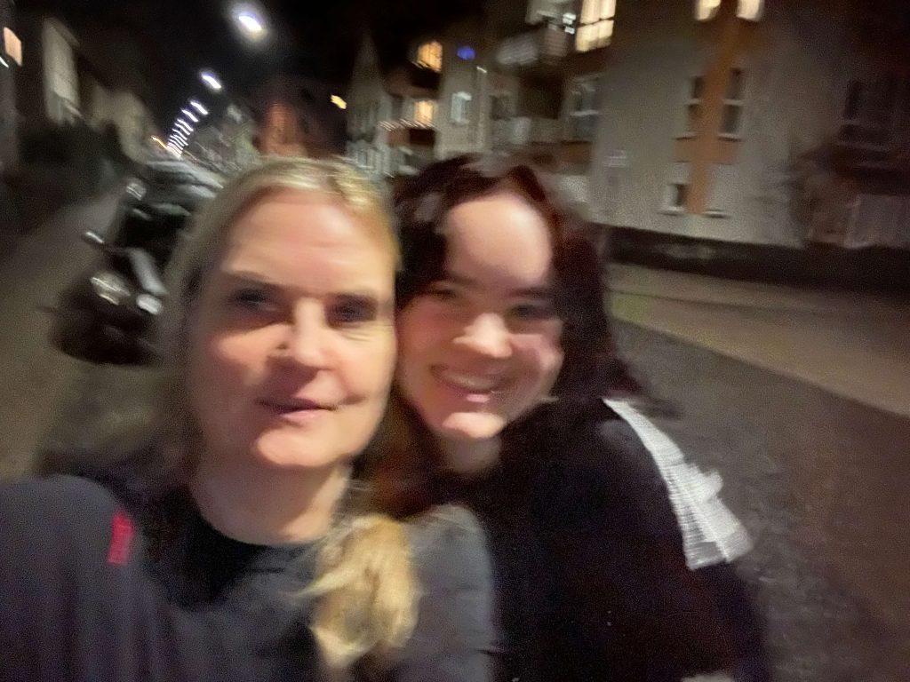 verwackeltes Bild von zwei Frauen auf der Straße. Es sind die Köpfe zu sehen.