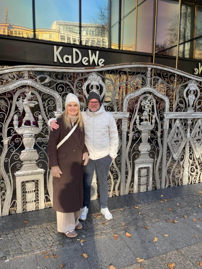 Paar steht vor Gitter