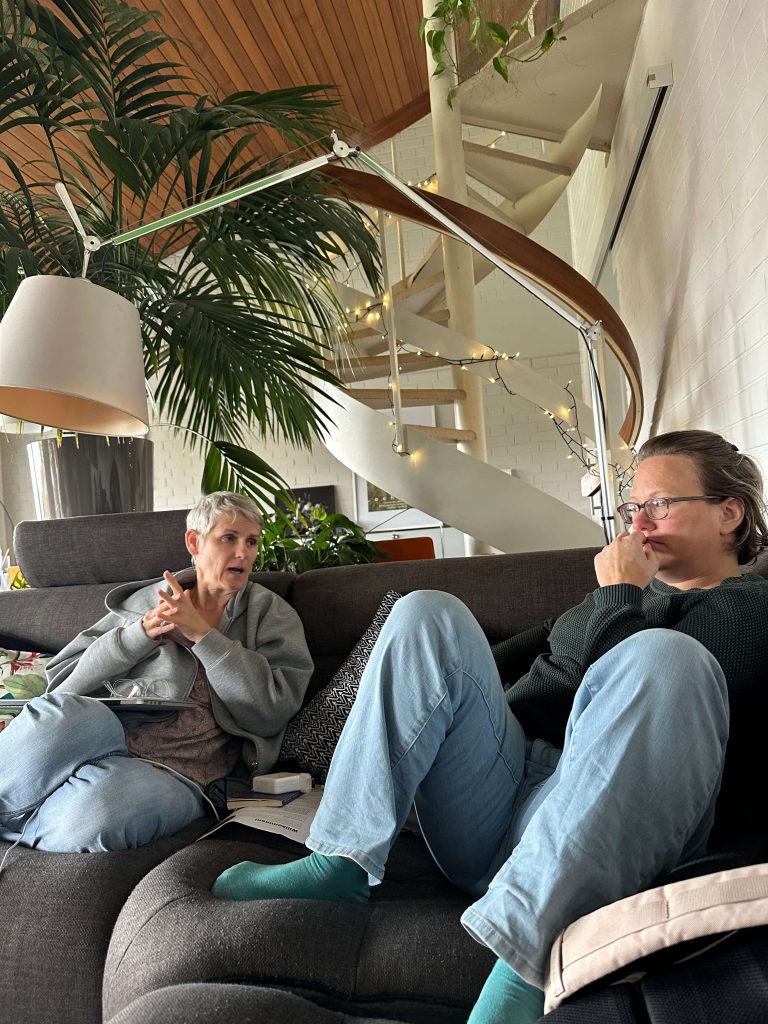 zwei Frauen sitzen auf einem Sofa