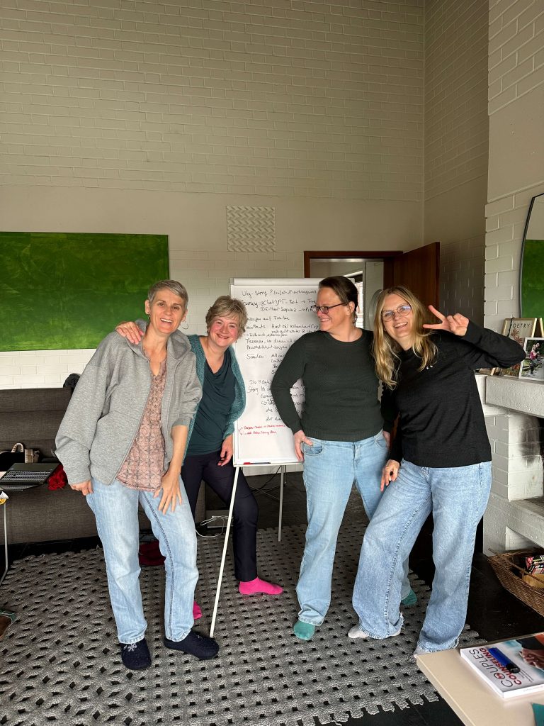 vier Frauen vor einer Flipchart