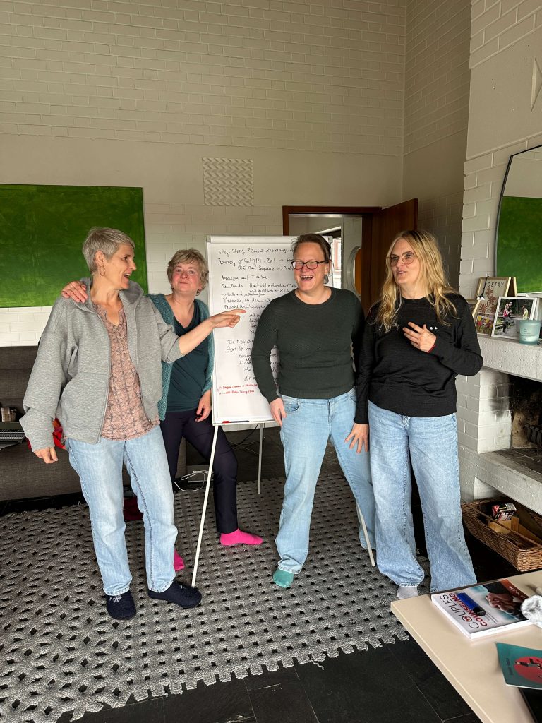 vier Frauen vor einer Flipchart