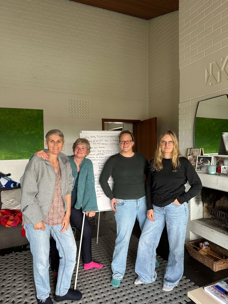 Vier Frauen vor einer Flipchart