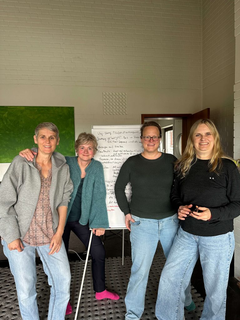 Vier Frauen vor einer Flipchart