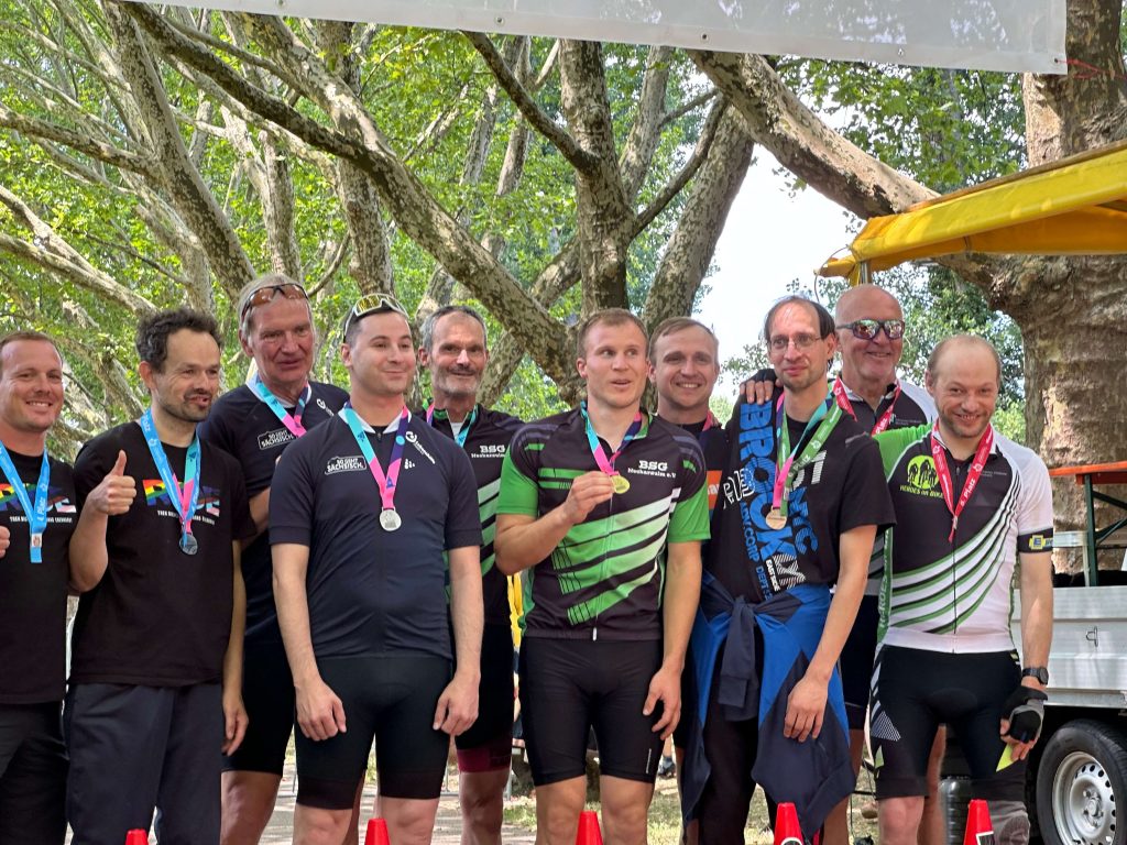 Menschen in Sportkleidung bei der Siegerehrung