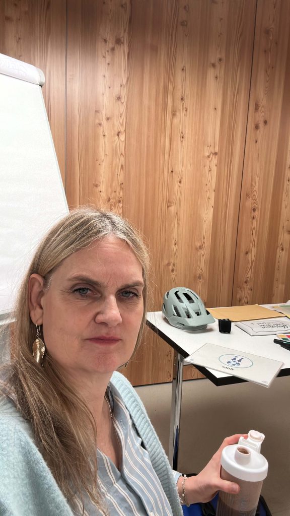 Jutta Büttner in einem Seminarraum