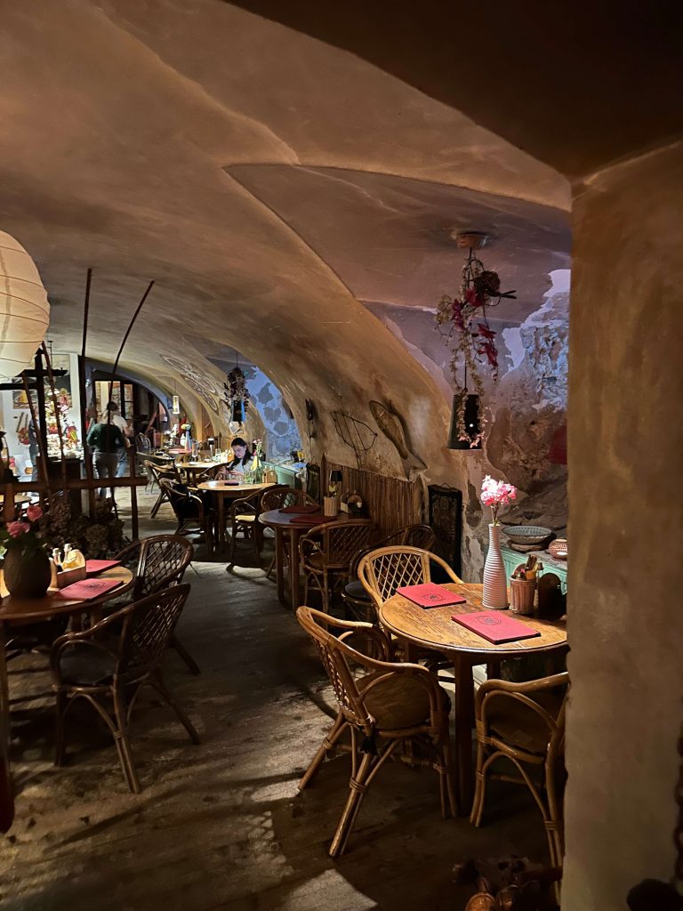 Stühle und Tische in einem indisch dekorierten Gewölberaum