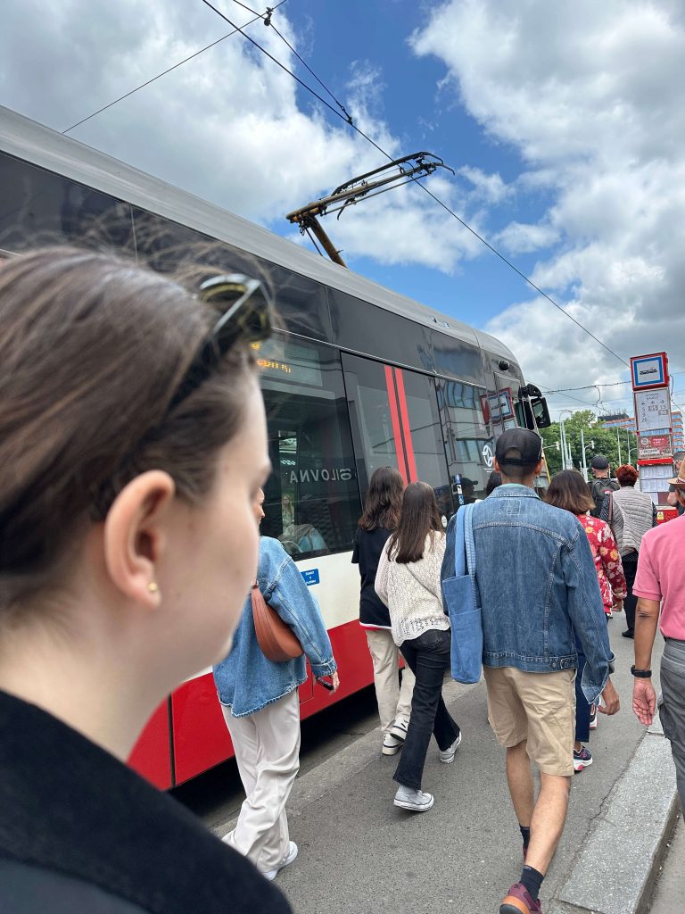 Menschen vor einer Straßenbahn