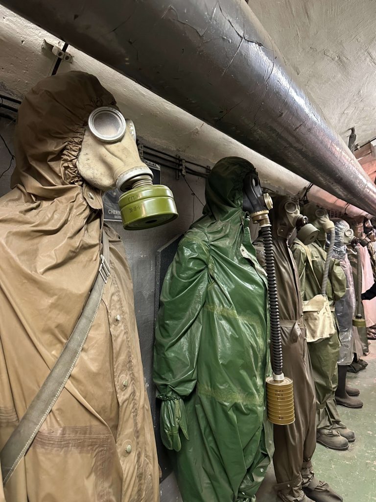 Alte Schutzanzüge gegen Strahlung