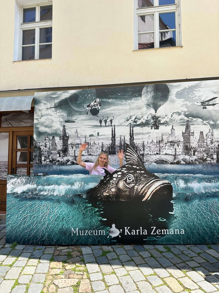 Frau steht in Kulisse.