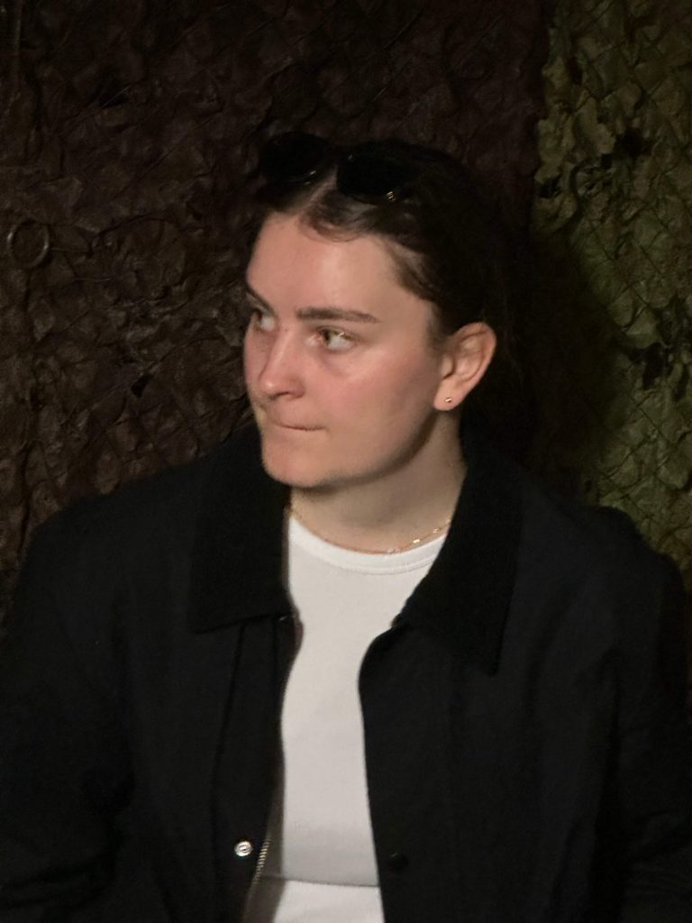 Frau mit schwarzer Jacke