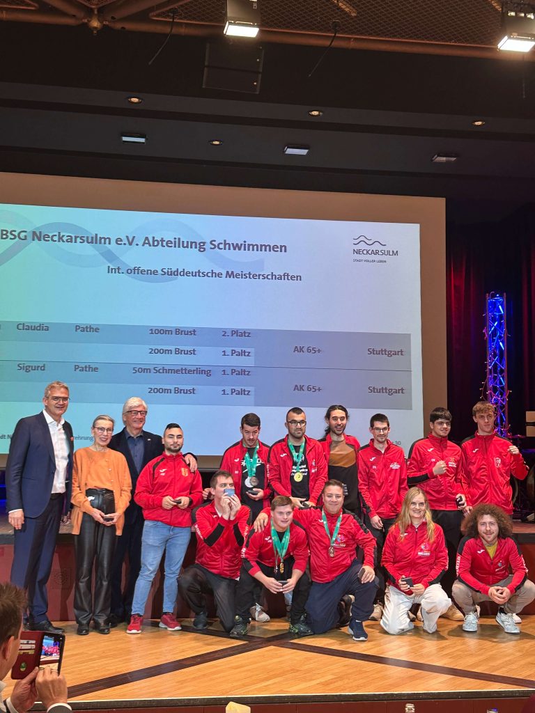 Sportler stehen auf der Bühne für eine Ehrung