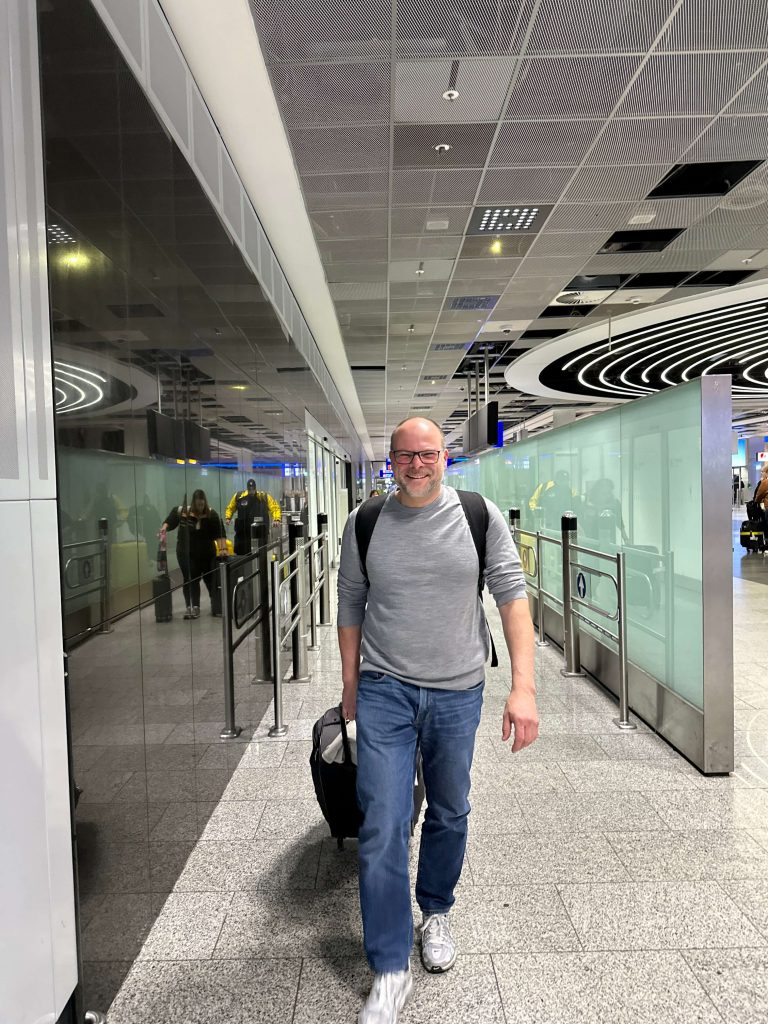 Mann am Flughafen zieht seinen Koffer