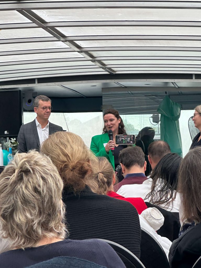 Menschen bei einem Vortrag