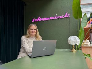 Jutta Büttner sitzt am