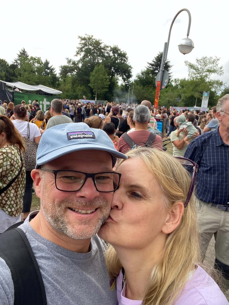 Frau küßt Mann auf die Backe