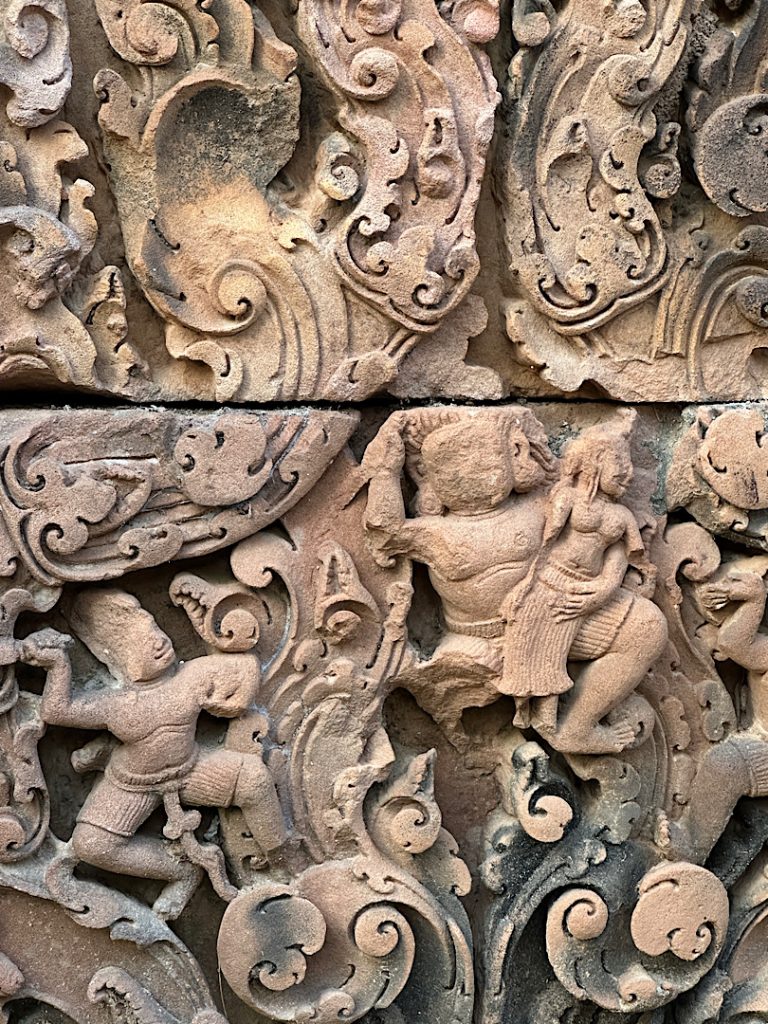 In Sandstein haben Steinmetze Figuren und florale Motive in Khmerstil eingearbeitet. Angkor Wat, Kambodscha
