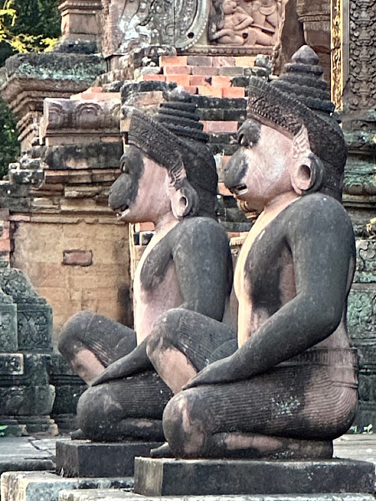 Von der Seite zu sehen sind zwei Darstellungen von Hanuman, dem Affengott aus dem Hinduismus, in Angkor, Kambodscha