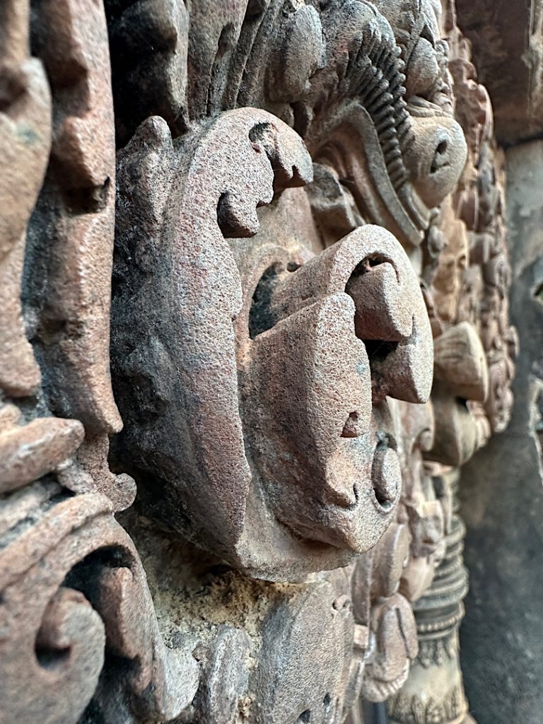 Relief aus Sandstein zeigt ein Blatt.