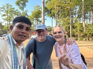Drei Menschen lachen für ein Selfie in die Kamera
