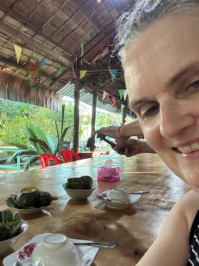 Selfie von einer Frau. Im Hintergrund sieht man eine kambodschanische Küche.