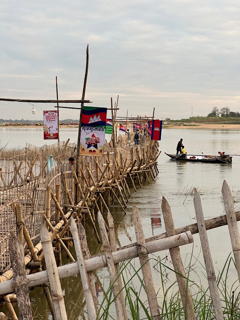 Eine Brücke, die aus Bambusstöcken zusammen gebunden wurde über den Mekong in Kambodscha