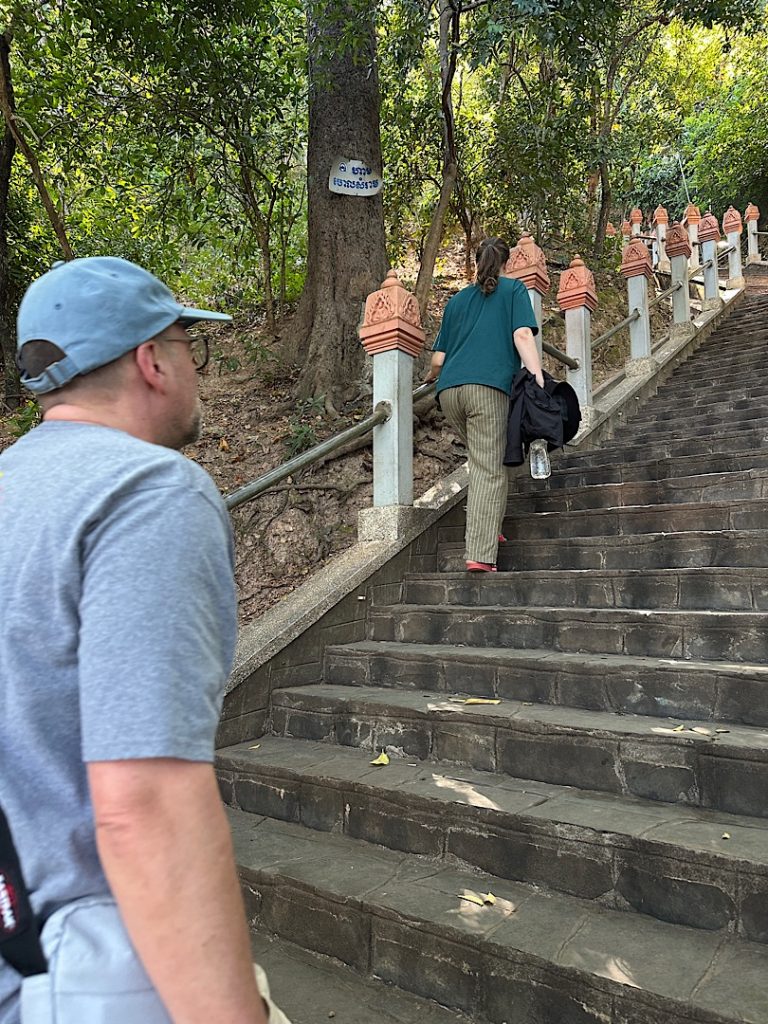 Treppe hoch zum Tempel in Oudong, Kambodscha