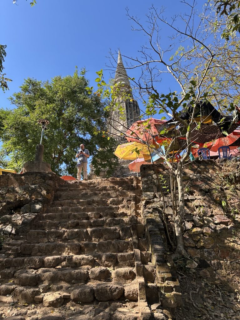 Treppe zum Tempel auf dem Berg Oudong