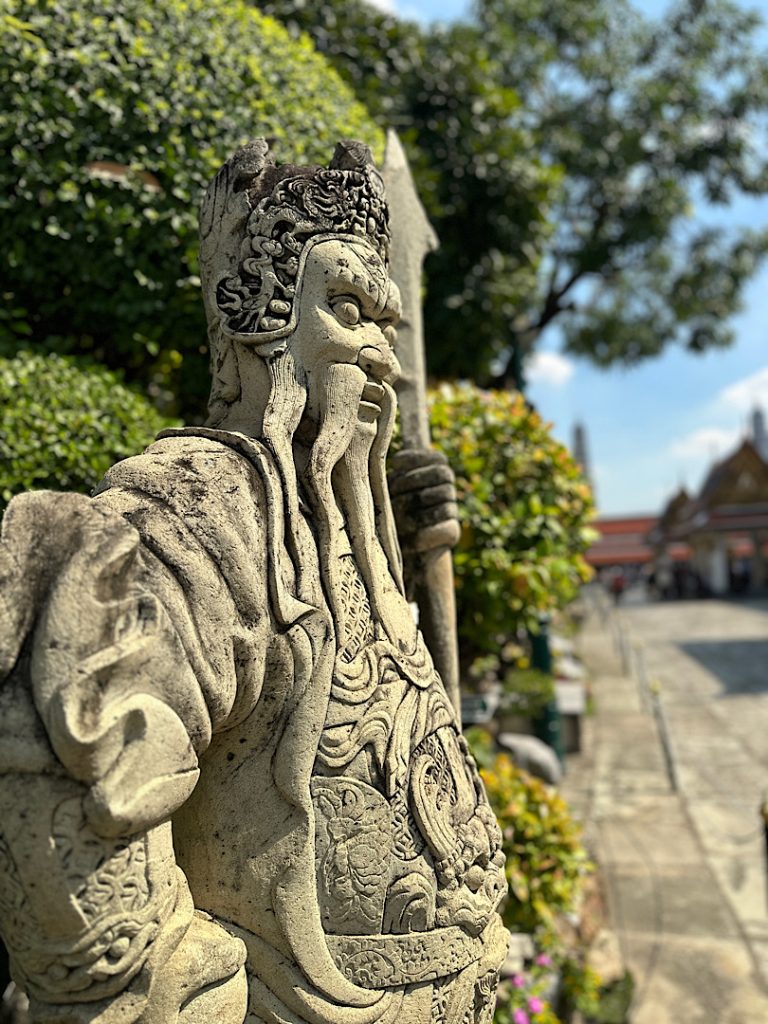 Eine steinerne Figur in einem Park in Bangkok, Thailand