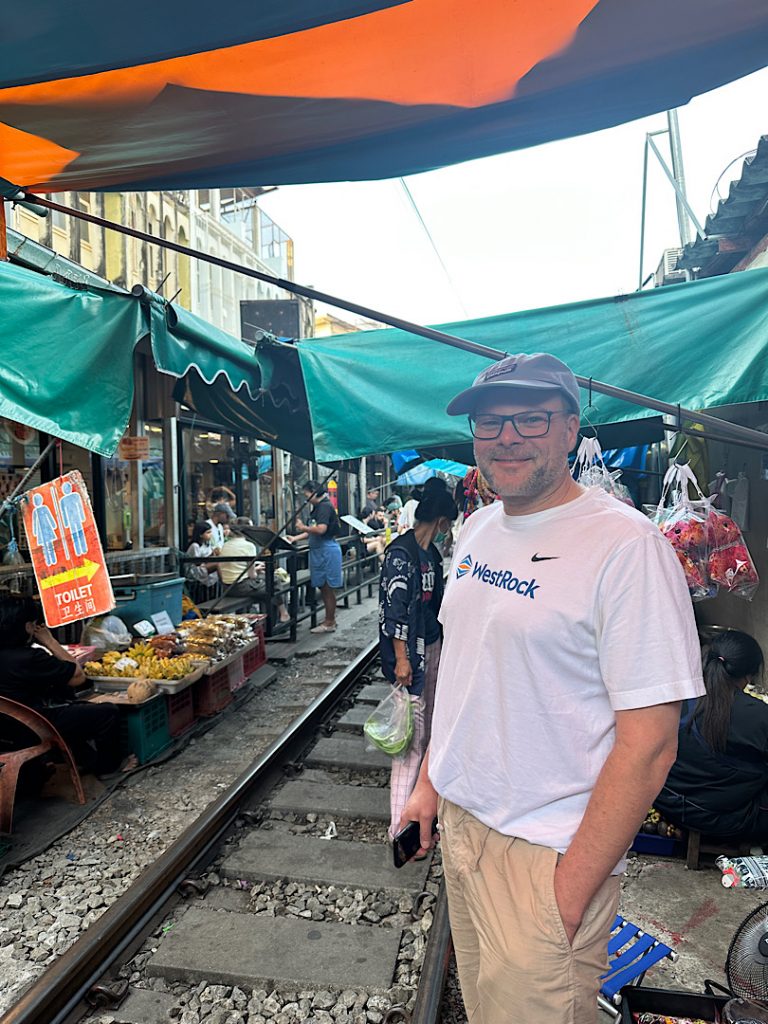 Mann steht auf den Gleisen im Train Market. Die Vordächer sind noch ausgeklappt