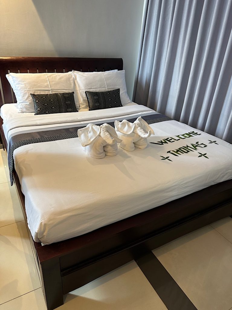 Ein Doppelbett mit weißer Bettwäsche. Darauf sind zwei Elefanten aus Handtüchern gebastelt