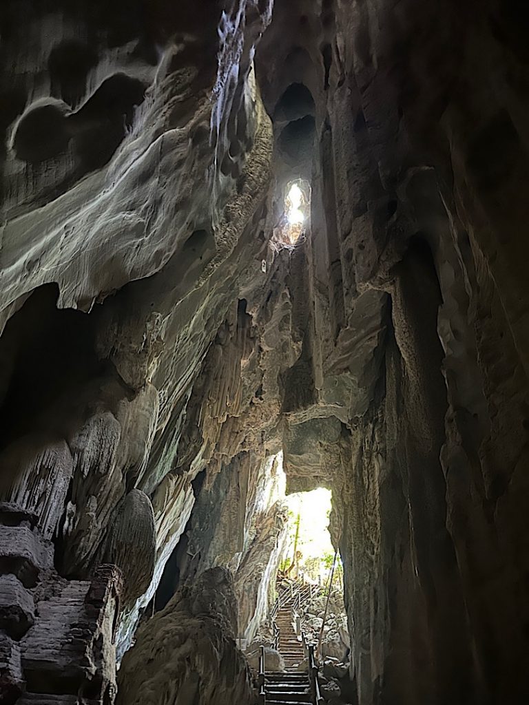 Blick nach oben in einer Höhle in Kambodscha, Kampot