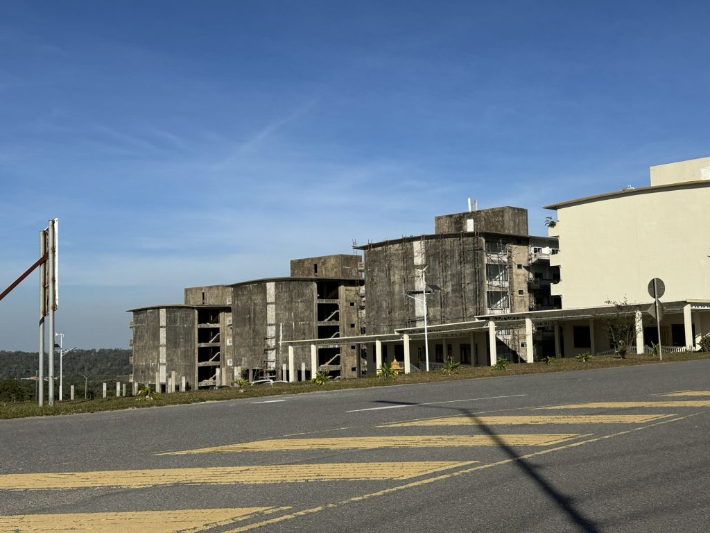 Es sind drei Betonbauten im Rohbau zu sehen.